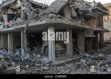 Ein Blick auf die Zerstörung in Ain al-Arab auch bekannt als Kobanê, die Straßen sind Schutt gefüllt und großer Teil der Stadt wurde verwüstet nannte man sie "Stalingrad", nach Monaten des Kämpfens und wilden Streiks gegen die Aufständischen Dschihad in Kobane Luft. © Jonathan Raa/Pacific Press/Alamy Live-Nachrichten Stockfoto