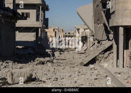 Ein Blick auf die Zerstörung in Ain al-Arab auch bekannt als Kobanê, die Straßen sind Schutt gefüllt und großer Teil der Stadt wurde verwüstet nannte man sie "Stalingrad", nach Monaten des Kämpfens und wilden Streiks gegen die Aufständischen Dschihad in Kobane Luft. © Jonathan Raa/Pacific Press/Alamy Live-Nachrichten Stockfoto