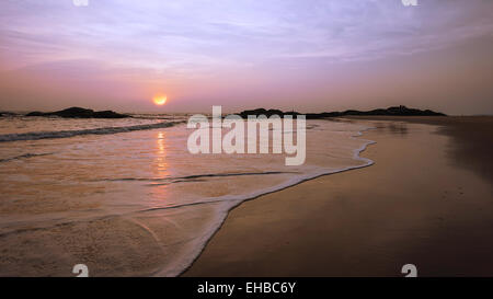 Sonnenuntergang am Thottada Strand bei Ebbe, 10 km südlich von Kannur, Kerala, Indien. Stockfoto