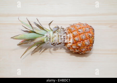 die frische Ananas auf dem Holztisch Stockfoto