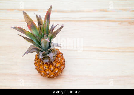 die frische Ananas auf dem Holztisch Stockfoto