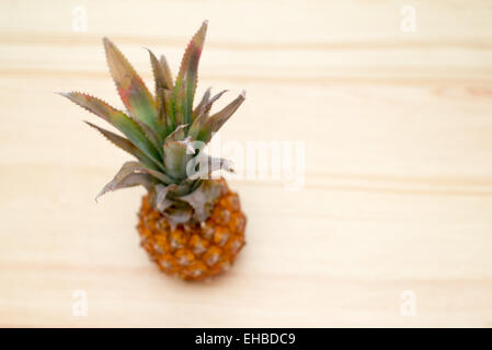 die frische Ananas auf dem Holztisch Stockfoto