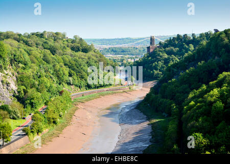 Blick auf Bristol Avon-Schlucht und Fluss bei Ebbe mit Clifton Suspension Bridge im Hintergrund Stockfoto