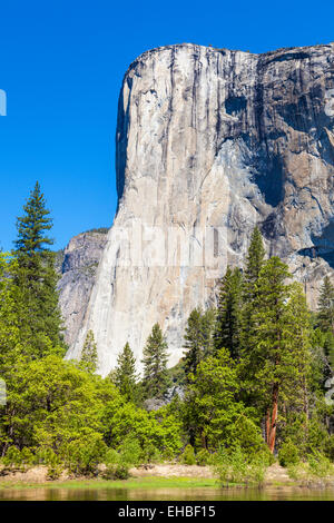 Yosemite-Nationalpark El Capitan mit dem Merced River fließt durch das Yosemite Valley Yosemite Nationalpark Kalifornien Stockfoto