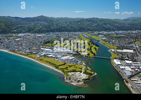 Hutt River, Petone, und Blick aufs Meer, Wellington, Nordinsel, Neuseeland - Antenne Stockfoto