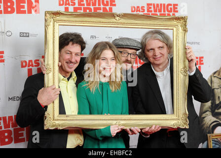 München, Deutschland. 10. März 2015. Regisseur Wolfgang Murnberger, Josef Hader, Schauspieler Tobias Moretti (l-R) und Nora von Waldstätten kommen zur Premiere ihres neuen Films "Das Ewige Leben" (wörtl. das ewige Leben) in München, Deutschland, 10. März 2015. Der Film startet am 19. März 2015 in den deutschen Kinos. Foto: Tobias Hase/Dpa/Alamy Live News Stockfoto