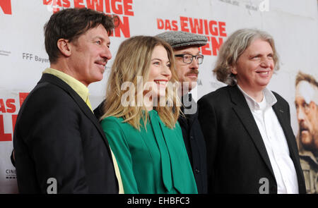 München, Deutschland. 10. März 2015. Regisseur Wolfgang Murnberger, Josef Hader, Schauspieler Tobias Moretti (l-R) und Nora von Waldstätten kommen zur Premiere ihres neuen Films "Das Ewige Leben" (wörtl. das ewige Leben) in München, Deutschland, 10. März 2015. Der Film startet am 19. März 2015 in den deutschen Kinos. Foto: Tobias Hase/Dpa/Alamy Live News Stockfoto