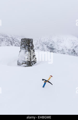 Eis-Axt und Trigpoint auf den Greis Coniston, Berg im englischen Lake District National Park-Gipfel Stockfoto