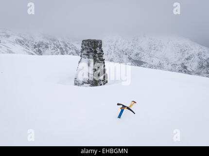 Eis-Axt und Trigpoint auf den Greis Coniston, Berg im englischen Lake District National Park-Gipfel Stockfoto