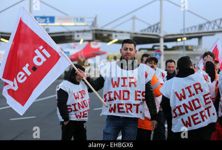 Düsseldorf, Deutschland. 11. März 2015. Gewerkschafter stehen auf eine Schlag-Mahnwache am Flughafen in Düsseldorf, 11. März 2015. Mitarbeiter der Flughafen Düsseldorf und Hannover wurden Warnung streiken seit heute Morgen. Foto: Oliver Berg/Dpa/Alamy Live News Stockfoto