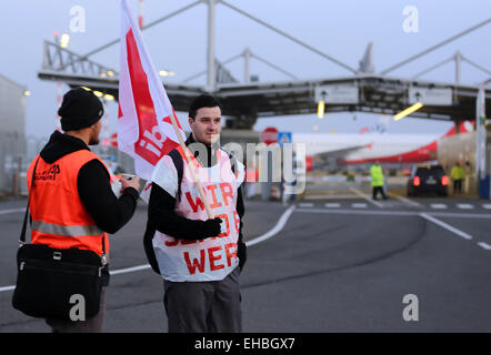 Düsseldorf, Deutschland. 11. März 2015. Gewerkschafter stehen auf eine Schlag-Mahnwache am Flughafen in Düsseldorf, 11. März 2015. Mitarbeiter der Flughafen Düsseldorf und Hannover wurden Warnung streiken seit heute Morgen. Foto: Oliver Berg/Dpa/Alamy Live News Stockfoto