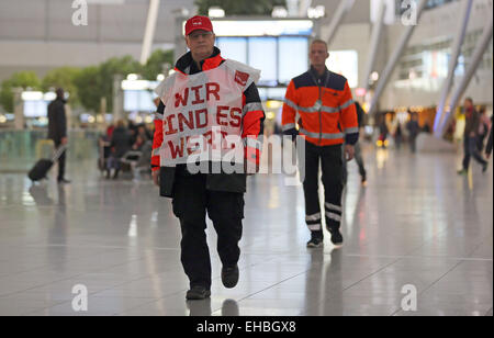 Düsseldorf, Deutschland. 11. März 2015. Gewerkschafter stehen auf eine Schlag-Mahnwache am Flughafen in Düsseldorf, 11. März 2015. Mitarbeiter der Flughafen Düsseldorf und Hannover wurden Warnung streiken seit heute Morgen. Foto: Oliver Berg/Dpa/Alamy Live News Stockfoto