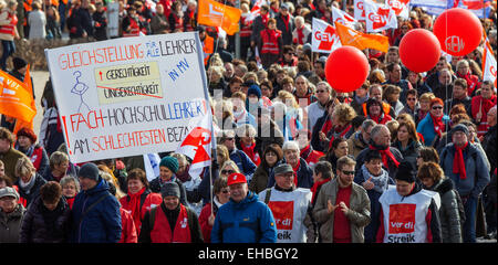 Schwerin, Deutschland. 11. März 2015. Tausende von Mitarbeitern des öffentlichen Dienstes sind in einer gemeinsamen Kundgebung des deutschen Lehrers Union "GEW", united-Dienste Dienstleistungsgewerkschaft "Ver.di" und der Gewerkschaft der Polizei "BIP" in Schwerin, Deutschland, 11. März 2015 teilnehmen. Die Gewerkschaften fordern eine 5,5 Prozent und mindestens 175 Euro pro Monat Lohnerhöhung für die Beschäftigten im öffentlichen Dienst. Foto: Jens Büttner/Dpa/Alamy Live News Stockfoto