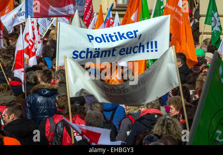 Schwerin, Deutschland. 11. März 2015. Demonstranten tragen einen Banner, das liest "Politiker, schämen Sie sich" wie sie mit Tausenden von Mitarbeitern der Beschäftigten im öffentlichen Dienst in einer gemeinsamen Kundgebung des deutschen Lehrers Union "GEW" teilnehmen, Vereinigte Dienstleistungen Dienstleistungsgewerkschaft "Ver.di" und der Gewerkschaft der Polizei "BIP" in Schwerin, Deutschland, 11. März 2015. Die Gewerkschaften fordern eine 5,5 Prozent und mindestens 175 Euro pro Monat Lohnerhöhung für die Beschäftigten im öffentlichen Dienst. Foto: Jens Büttner/Dpa/Alamy Live News Stockfoto