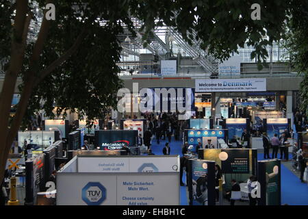 Kopenhagen, Dänemark. 10. März 2015. Besucher der EWEA Offshore 2015 im Bella Center Konferenz und Ausstellung in Kopenhagen, Dänemark, am 10. März 2015. EWEA Offshore-2015, organisiert von der Europäischen Wind Energy Association (EWEA), geöffnet hier am Dienstag, zieht mehr als 430 Aussteller aus über 50 Ländern und Regionen. Bildnachweis: Shi Shouhe/Xinhua/Alamy Live-Nachrichten Stockfoto