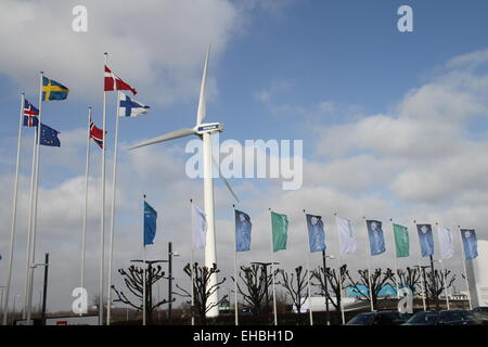 Kopenhagen, Dänemark. 10. März 2015. Eine Windkraftanlage ist außerhalb der Bella Center-Konferenz und Ausstellung-Mitte in Kopenhagen, Dänemark, am 10. März 2015 gesehen. EWEA Offshore-2015, organisiert von der European Wind Energy Association (EWEA), eröffnete hier am Dienstag zieht mehr als 430 Aussteller aus über 50 Ländern und Regionen. Bildnachweis: Shi Shouhe/Xinhua/Alamy Live-Nachrichten Stockfoto