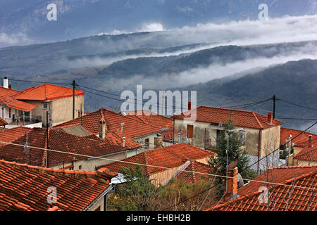 Rapsani-Dorf an den Hängen des Olymp, Larissa, Thessalien, Griechenland (berühmt für seine Weine). Stockfoto