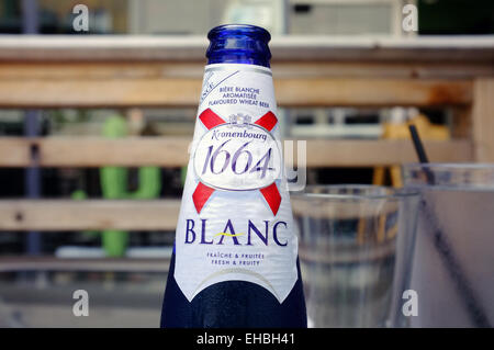 Das Etikett auf dem Hals einer Flasche Kronenbourg 1664 blanc Stockfoto