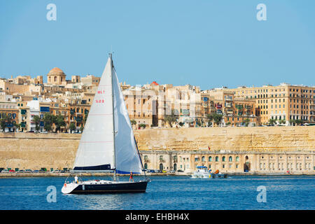 Mittelmeer Europa, Malta, Valletta, Segelboot in den Grand Harbour Stockfoto