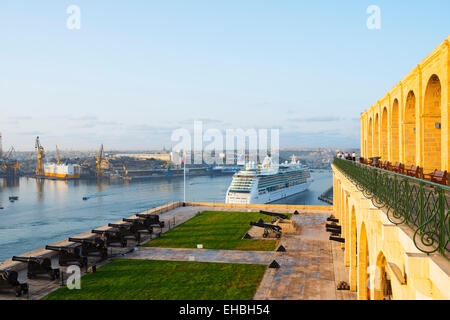 Mittelmeer Europa, Malta, Valletta, Upper Barrakka Gardens, salutieren, Batterie und Kreuzfahrtschiff in den Grand harbour Stockfoto