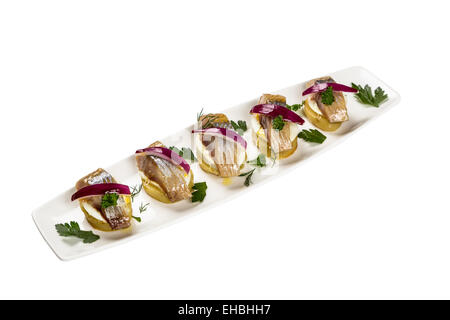 Restourant Servierplatte - Stücke Hering für Snack auf weißem Hintergrund Stockfoto