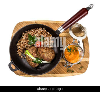 Restourant Teller - Schnitzel mit Buchweizen auf Holzbrett auf weißem Hintergrund Stockfoto