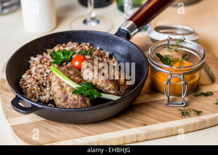 Restourant Teller - Schnitzel mit Buchweizen auf Holzbrett Stockfoto