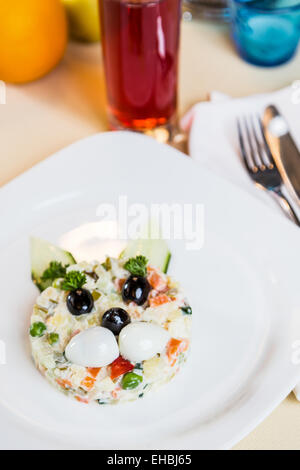 Restourant Servierplatte für Kindermenüs - Salat mit Katzengesicht Stockfoto