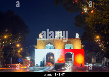 Mittelmeer Europa, Malta, Valletta, Portes des Bombes Stadttor in Floriana während Notte Bianca festival Stockfoto