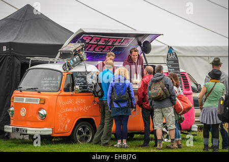 Einem umgebauten VW-Wohnmobil "Beetle Juice" serviert Cocktails und alkoholfreien Cocktails ohne Alkohol auf einem Musikfestival. Stockfoto