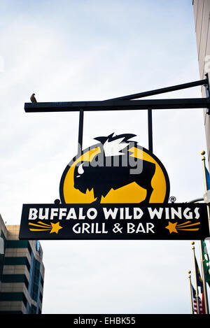 Ein Zeichen gegen einen bewölkten Himmel für Buffalo Wild Wings Stockfoto