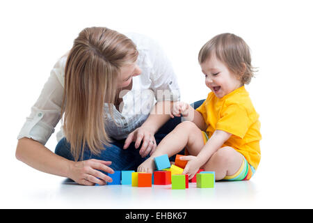 Kid Boy und Mutter spielen zusammen mit Bau Set Spielzeug Stockfoto