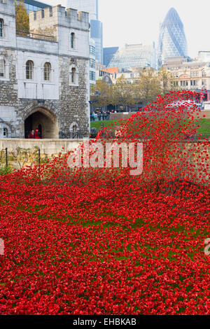 England, London, Tower Hamlets, Tower of London rote Keramik Mohn Kunstinstallation von Künstlern wie Paul Cummins und Tim Piper betitelt Blut Mehrfrequenzdarstellung Land der Meere von rot in den Graben zum Gedenken an 100 Jahre seit dem Beginn des ersten Weltkrieges mit der Anzahl der Mohn passend die britischen Todesfälle. Stockfoto