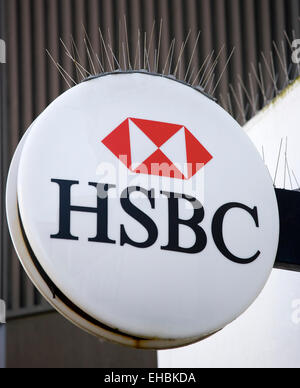 Business, Finance, Banking, HSBC Bank Zeichen und Logos auf einer Grossbank mit Metall Taube Spitzen darüber steuern. Stockfoto