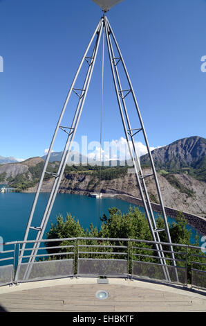 Metall Frame-Struktur auf die Aussichtsplattform oberhalb Serre Ponçon See & Sperrfeuer Alpes-de-Haute-Provence-Frankreich Stockfoto