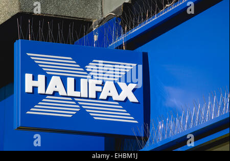 Business, Finance, Banking, Halifax anmelden Hautpstraße Bankgebäude mit Metall Taube Kontrolle Spikes darüber. Stockfoto