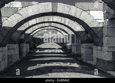 Innere Leere Korridor mit Bögen. Die Ruinen der antiken Stadt Smyrna. Izmir, Türkei. Schwarz / weiß Foto Stockfoto