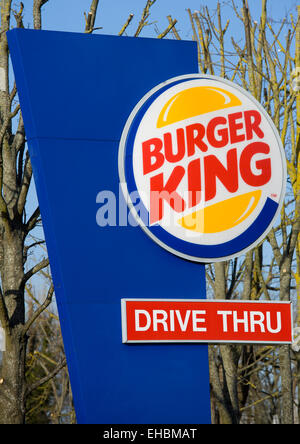 Märkte, Lebensmittel, Restaurants, Burger King Drive Thru fast-Food-Hamburger-Restaurant und Zeichen wegnehmen. Stockfoto