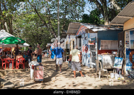 Geschäfte und Cafés am Strand von Sosua, Puerto Plata, Dominikanische Republik, karibische Archipel, West Indies Stockfoto