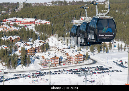 Seilbahnen und einen tollen Blick auf das Skigebiet Levi Lapland Finnlands Stockfoto