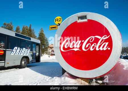 Eine Coca Cola Werbung integriert eine Skibus-Haltestelle im Skigebiet Levi Lapland Finnlands Stockfoto