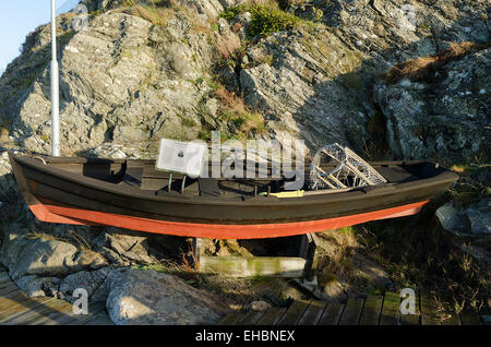 altes Ruderboot auf dem Land sieht schön aus und es ist ein Hummer Topf im Boot Stockfoto