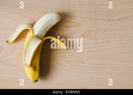 Reifen Schale Banane auf hölzernen Hintergrund Draufsicht Stockfoto