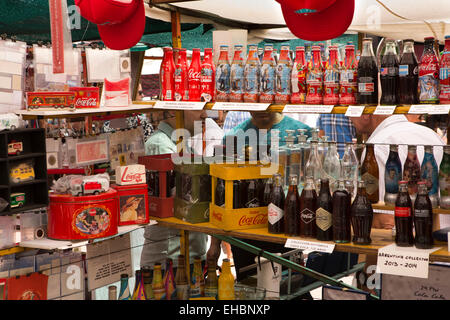 Argentinien, Buenos Aires, San Telmo Sonntag Straßenmarkt, antike Coca Cola Flasche stall Stockfoto