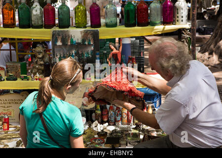 Argentinien, Buenos Aires, San Telmo Sonntag Straßenmarkt, Frau betrachten Flamenco Puppe Stockfoto