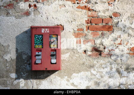 Kaugummi Spender an einem angeschlagenen Wand Stockfoto