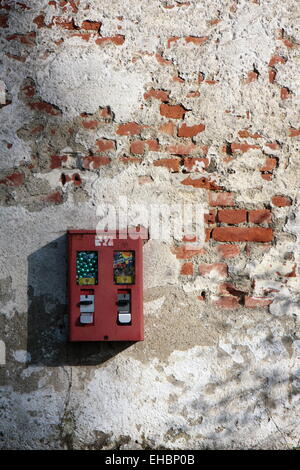 Kaugummi Spender an einem angeschlagenen Wand Stockfoto