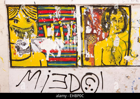 Argentinien, Buenos Aires, San Telmo, Reste der Fliege Plakate über Graffiti Wand gerissen Stockfoto