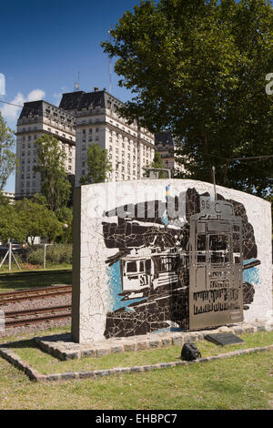 Argentinien, Buenos Aires, Homenaje al Tranvia 2011 Skulptur mit Verteidigungsministerium Gebäude Stockfoto