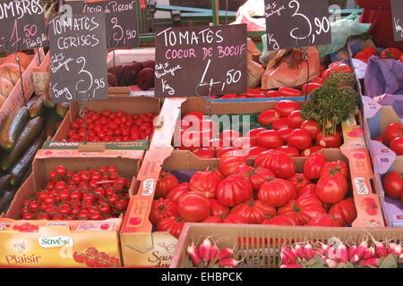 Tomaten auf einem Marktstand Stockfoto